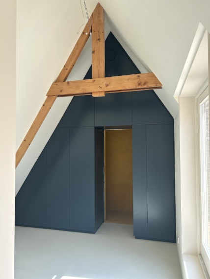 Maatwerk kastenwand / doorgang naar badkamer